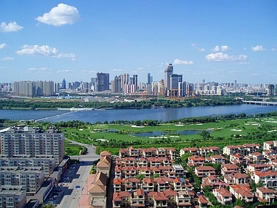 蓝天白云城市居民区河流外景图