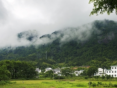 山中烟雾缭绕的村庄