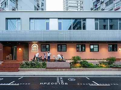 白天城市街道外景