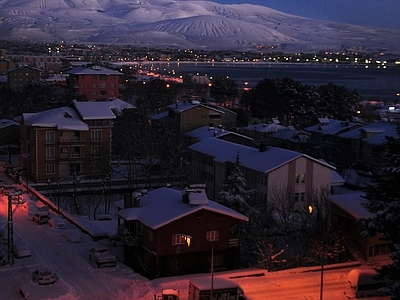雪山村庄外景