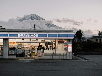 现代街道外景 黄昏街道便利店 雪山晚霞云雾天空 商业街外景 城市郊区户外公路 一楼露台别墅窗景