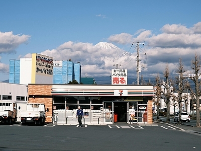 现代街道外景 白天街道便利店 一楼商铺店铺窗景 城市街道柏油路 十字路口路边建筑 蓝天白云天空
