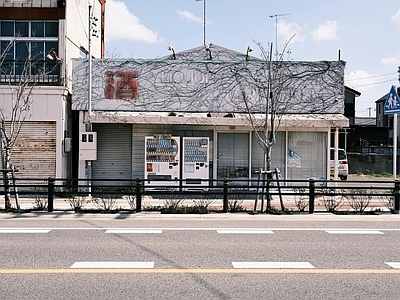 现代复古街道外景 古城老街柏油路 街边店铺人行道 酒屋酒吧外景 一楼商店居民区 白天蓝天白云马路