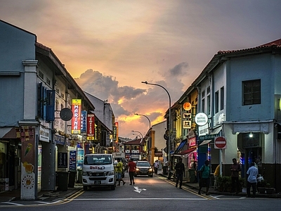 复古中式街道外景 东南亚黄昏街道 落日夕阳十字路口 晚霞多云傍晚天空 商业街夜景外景 店铺人行道道路