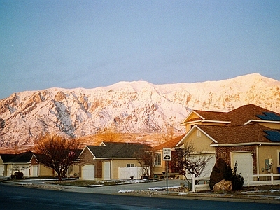 美式复古街道外景 黄昏别墅区街道 冬季雪山落日夕阳 民宿家居一楼外景 山景酒店道路窗景 庭院柏油路风景
