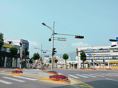 现代街道外景 复古街头十字路口 人行道红绿灯 商业街外景 马路柏油路 白天老城区