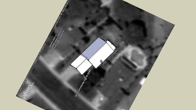 加利福尼亚州贝克斯菲尔德的郊区住宅 饰品 纸牌 笔记本电脑 香水 铲子
