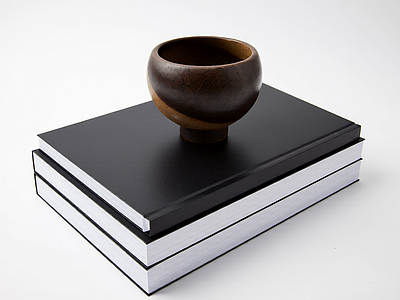 书籍堆叠与石质摆件